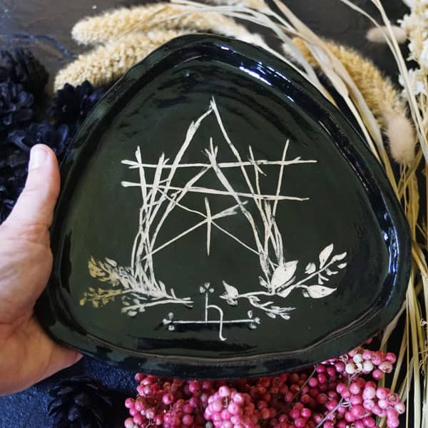 Zwart keramieke offerschaal met wit pentagram, bijvoet en alsem print